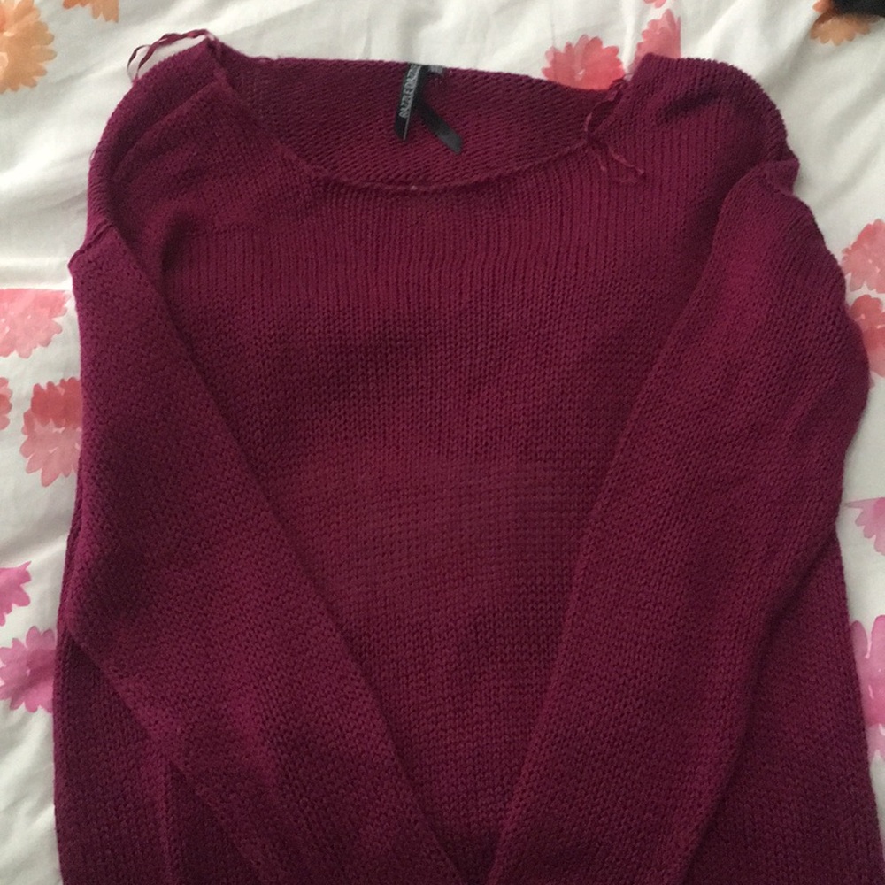 Knitted sweated with cuts in the back